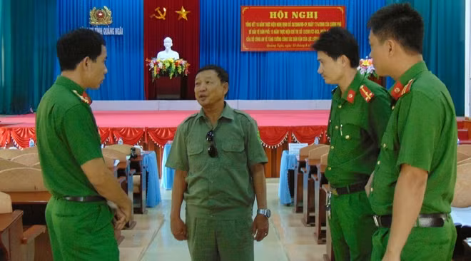Lực lượng BVDP trao đổi cùng Công an Quảng Ngãi bên lề Hội nghị.