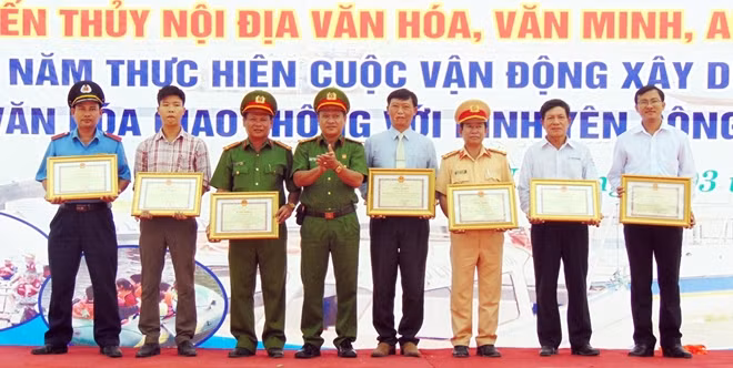 Nhiều tập thể, cá nhân được tặng Bằng khen vì có thành tích xuất sắc trong công tác đảm bảo ATGT đường thủy nội địa.
