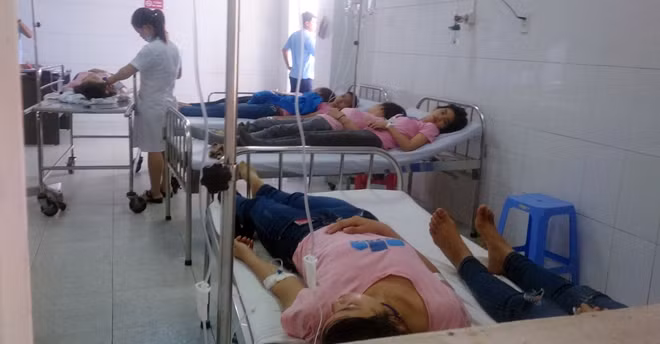 Nguyên nhân ban đầu được xác định là do công ty vận hành trong thời gian ngắn phân xưởng nhuộm làm phát tán mùi sơn và một số loại khí, khiến các công nhân gần khu vực này bị ảnh hưởng.