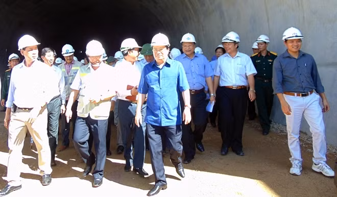 Phó Thủ tướng Trịnh Đình Dũng cùng Đoàn công tác đi thăm hầm xuyên núi Eo có chiều dài hơn 500m tại huyện Duy Xuyên, Quảng Nam.
