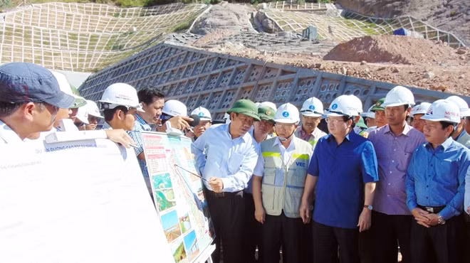 Ông Đinh Văn Thu báo cáo tình hình GPMT phục vụ thi công đường cao tốc với Đoàn công tác Chính phủ.