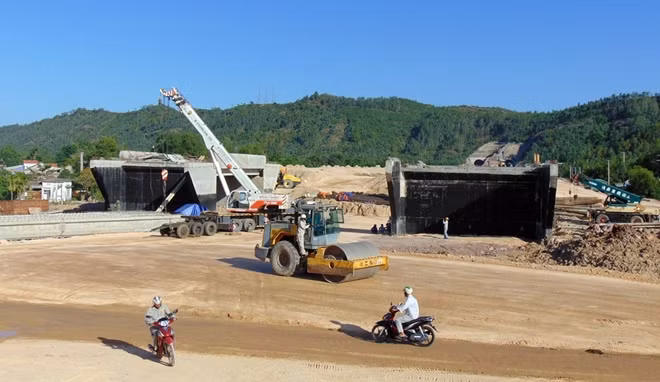 Thi công đường cao tốc Đà Nẵng- Quảng Ngãi, đoạn qua địa bàn tỉnh Quảng Nam.