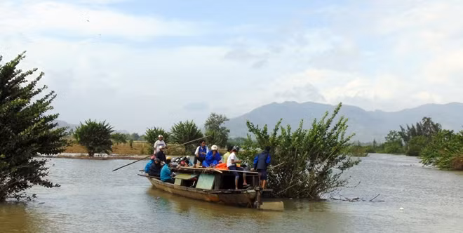 Người dân dùng thuyền...