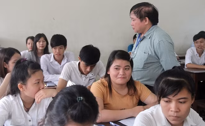 Thứ trưởng Bùi Văn Ga ân cần thăm hỏi các thí sinh.