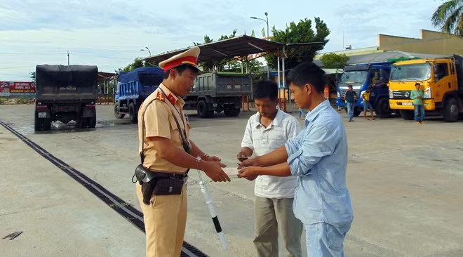 Lực lượng CSGT tiến hành kiểm tra giấy tờ xe.