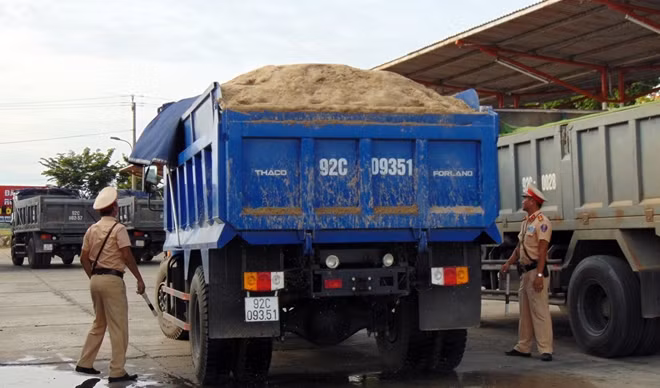 Theo lời khai của một số lái xe, số cát này được vận chuyển từ các mỏ cát tại huyện Duy Xuyên đưa vào TP Tam Kỳ và huyện Núi Thành tiêu thụ.