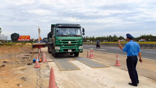 Hàng chục lượt xe tải đã được đưa về trạm cân để cân tải trọng.