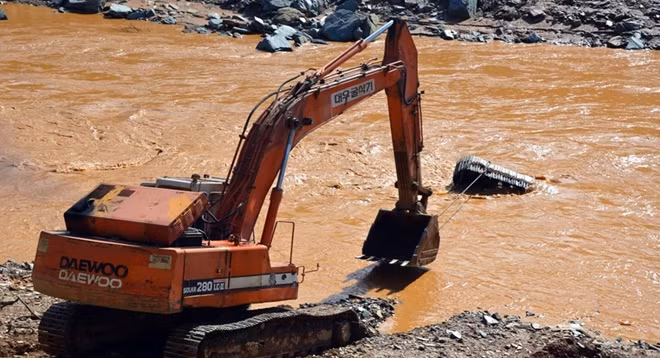 Công tác tìm kiếm công nhân Luân bị mất tích vẫn đang được tiến hành khẩn trương.