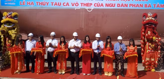 Các đại biểu cắt băng hạ thủy tàu vỏ thép.