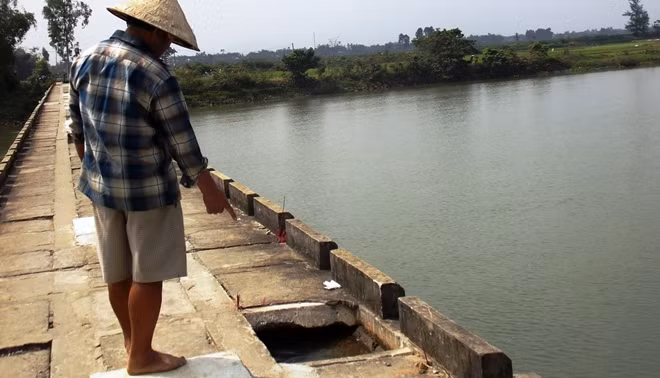 Nhiều điểm trên cầu Máng bị hư hỏng, gây nguy hiểm cho người tham gia giao thông.