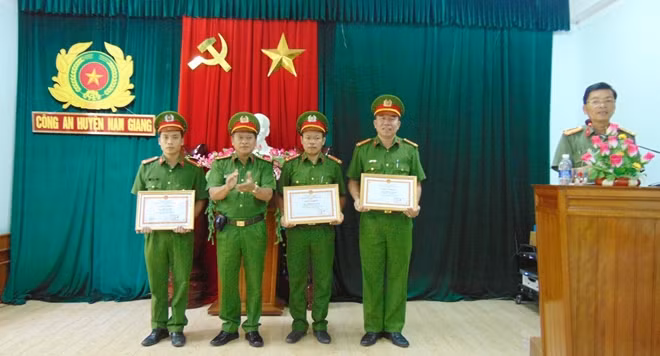 3 cá nhân tham gia phá nhanh vụ án giết người vinh dự nhận Giấy khen của Giám đốc Công an tỉnh Quảng Nam.