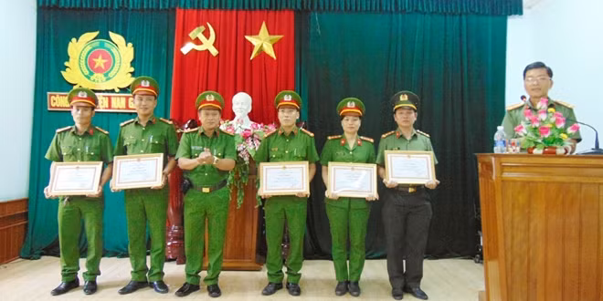 Đại tá Trương Quang Vinh trao Giấy khen cho 5 cá nhân Công an huyện Nam Giang.