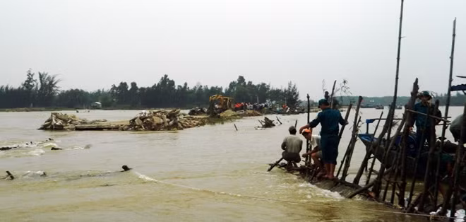 Tuyến đường nối thôn Đông Bình - Hà Mỹ bị sạt lở nghiêm trọng sau lũ khiến việc đi lại của người dân gặp rất nhiều khó khăn.