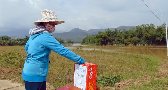 Thùng quyên góp cho các nạn nhân xấu số được người dân lập nên ngay ngã ba đi lên hiện trường vụ chìm ghe.