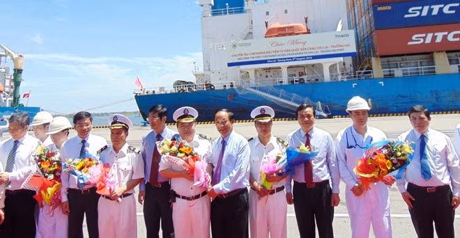 Các đại biểu tặng hoa cho thủy thủ đoàn của tàu hàng đầu tiên nối Hàn Quốc - Chu Lai.