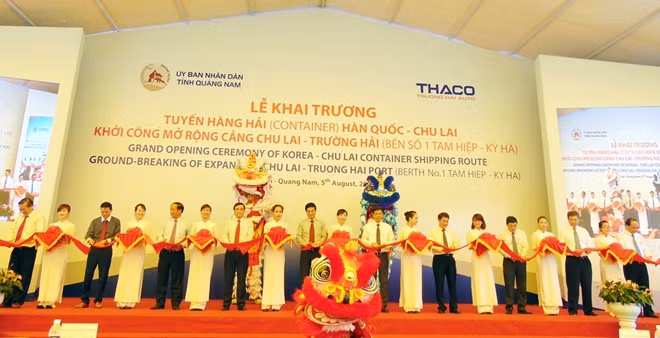 Các đại biểu cắt băng khai trương tuyến hàng hải (container) Hàn Quốc - Chu Lai.