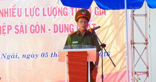 Thượng tá Phạm Mạnh Hùng, Trưởng Phòng Cảnh sát PCCC số 2, phát lệnh thực tập phương án chữa cháy và cứu nạn, cứu hộ.