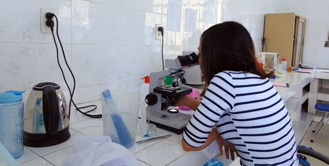 Công nhân kiểm nghiệm mẫu hoạt động trong Nhà máy.