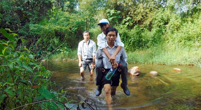 Để vào được Bia tưởng niệm 21 liệt sĩ Trại Tiệp, sau khi đi bộ gần 1km đường rừng, phải lội qua dòng suối Sổ.