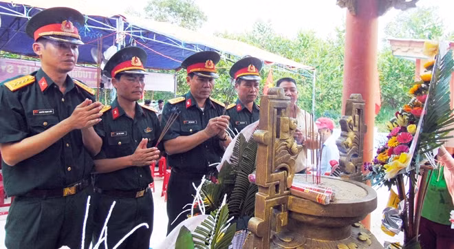 Cán bộ Kho K55 dâng hương tưởng niệm các liệt sĩ Trại Tiệp.