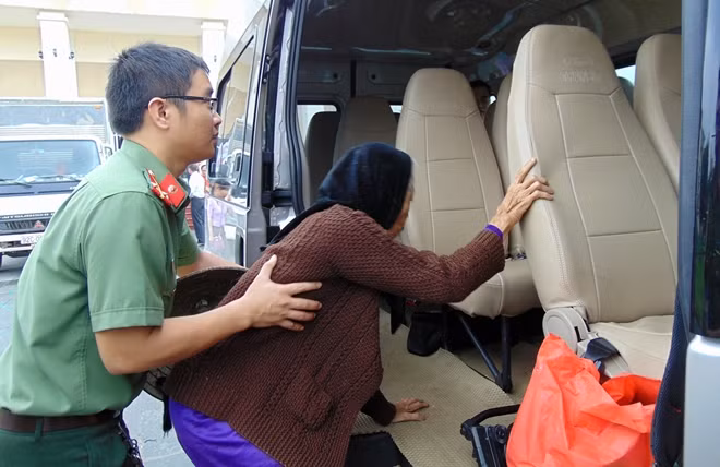 Một cụ già ở huyện Nông Sơn sau khi nhận quà, không có phương tiện về nhà đã được Công an Quảng Nam đưa lên xe để chở về gia đình.