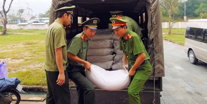 Cán bộ chiến sĩ Công an Quảng Nam vận chuyển gạo đến điểm phân phát cho bà con vùng lũ.