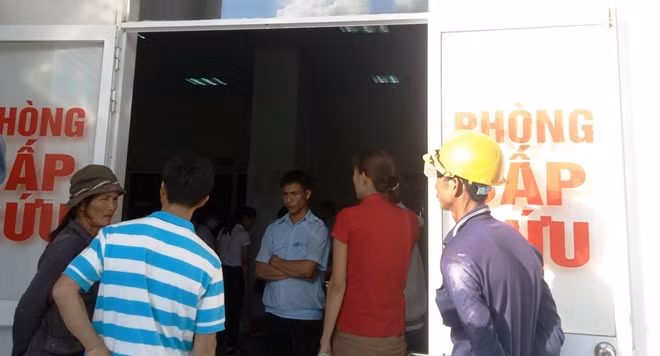 Người thân các công nhân ngất xỉu lo lắng tập trung đến bệnh viện.