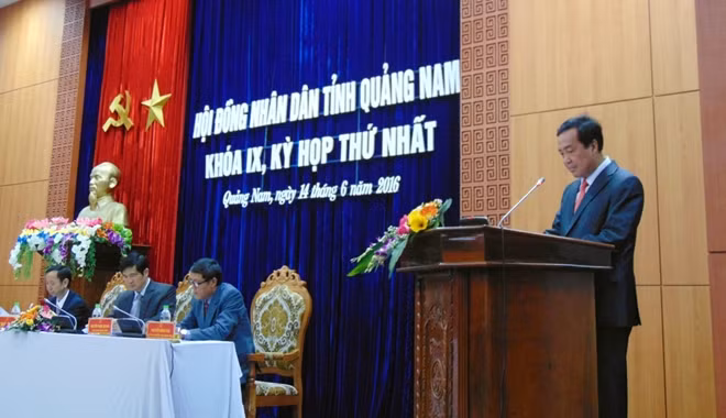 Ông Huỳnh Khánh Toàn, Phó Chủ tịch UBND tỉnh Quảng Nam, công bố danh sách kiện toàn HĐND tỉnh và UBND tỉnh Quảng Nam nhiệm kỳ 2016-2021.