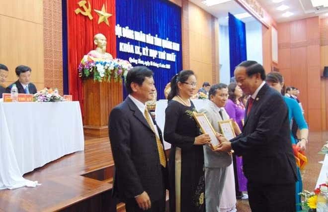 Ông Đinh Văn Thu trao Giấy chứng nhận Đại biểu HĐND tỉnh Quảng Nam khóa IX cho các đại biểu.