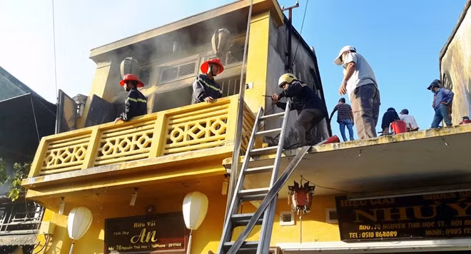 Lực lượng chữa cháy chuyên nghiệp tham gia dập tắt một đám cháy trong khu phố cổ Hội An.
