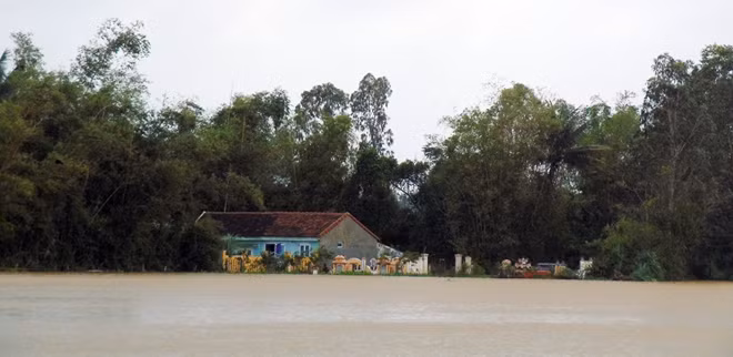 Hàng trăm ngôi nhà ở huyện Thăng Bình, Phú Ninh bị ngập sâu.
