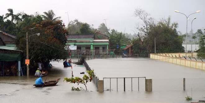 Nhà dân ở những vùng trũng, thấp của TP Tam Kỳ bị ngập trong lũ.