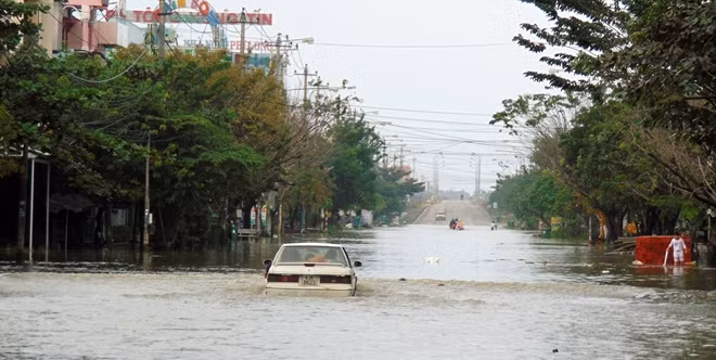 Chiếc ô tô bì bõm trong nước lũ ở TP Tam Kỳ.