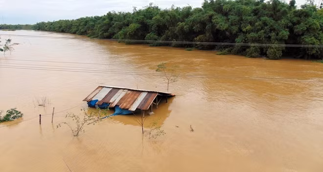 Nhiều nhà dân, cơ sở sản xuất ven sông bị ngập sâu.