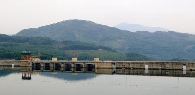 Lòng hồ thủy điện Sông Tranh 2.