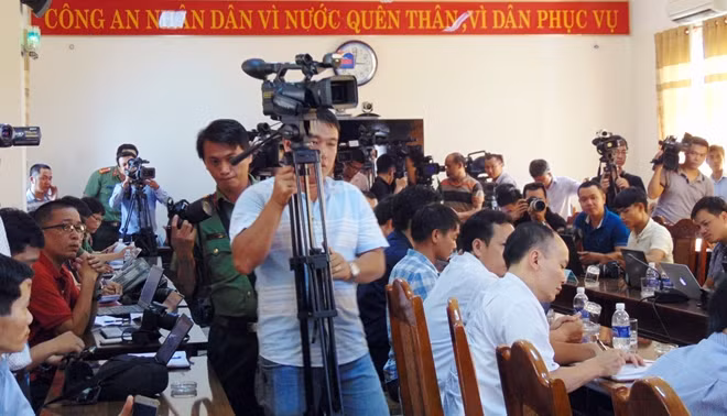 Hàng chục phóng viên báo, đài đã tham gia buổi họp báo.