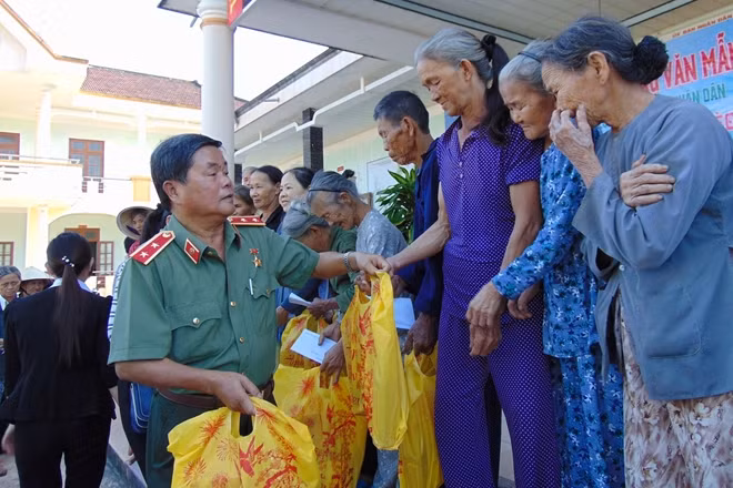 Trung tướng Châu Văn Mẫn tặng quà cho các hộ nghèo xã Bình Sa.