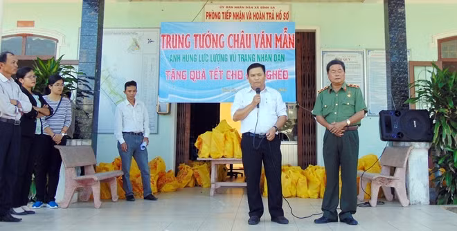 Thay mặt chính quyền địa phương, ông Hà Như Diêu bày tỏ lòng cảm ơn đến Báo CAND, cá nhân Trung tướng Châu Văn Mẫn và các nhà hảo tâm đã quan tâm, chia sẻ với người dân địa phương trước thềm năm mới.