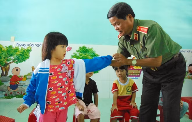 ... Và ân cần mặc áo mới mùa đông cho các cháu thiếu nhi.