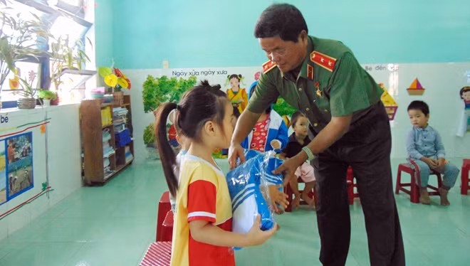 Trung tướng Châu Văn Mẫn tặng áo ấm cho các cháu mẫu giáo...
