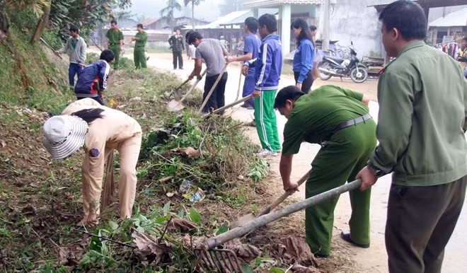CBCS Công an giúp dân dọn dẹp vệ sinh môi trường sau lũ.
