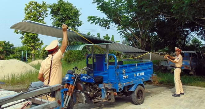 Nhiều xe 3 bánh vận chuyển tôn siêu dài, nguy hiểm sẽ bị xử lý theo quy định. Chủ điều khiển các phương tiện này đều không có giấy phép lái xe hạng A3.