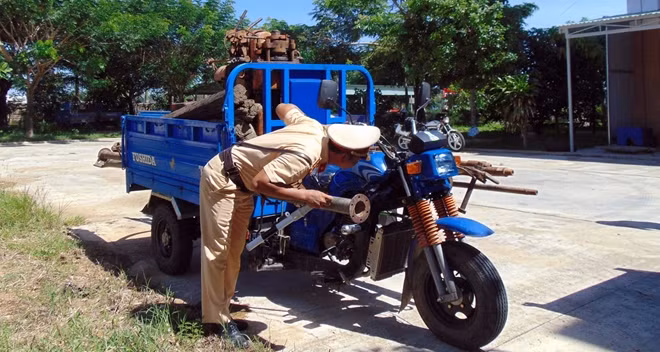 ... Và tiến hành kiểm tra số máy, số khung một xe 3 bánh gắn máy khác vi phạm chở hàng cồng kềnh.