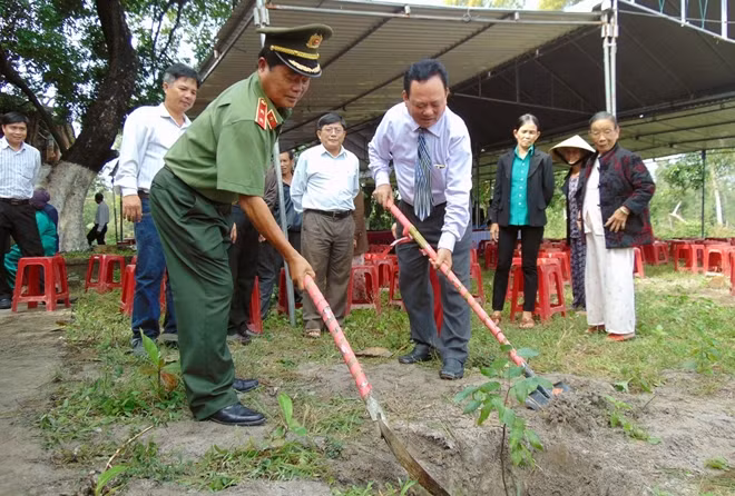 Trung tướng Châu Văn Mẫn trồng cây lưu niệm trong khuôn viên nhà thờ Tiền hiền.