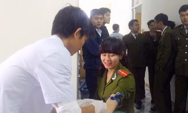 Một nữ chiến sĩ trẻ xinh đẹp nô nức tham gia hiến máu cứu người.