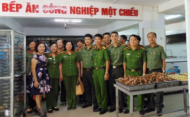 Đoàn công tác Công đoàn Tổng cục Chính trị tham quan mô hình Bếp ăn công nghiệp một chiều tại T52.