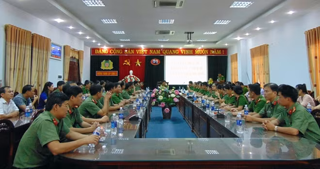Sau khi tham quan các công trình trong khuôn viên nhà trường, Đoàn công tác của Công đoàn Tổng cục Chính trị đã có buổi trao đổi, giao lưu với Công đoàn cơ sở nhà trường.
