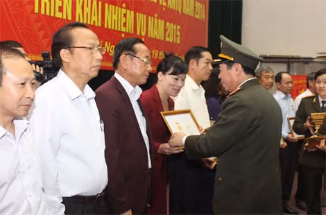Thứ trưởng Bùi Văn Nam trao kỷ niệm chương “Bảo vệ ANTQ” cho các cá nhân xuất sắc.