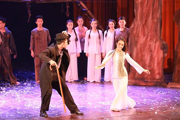 Nguyễn Thái Ngọc Hà trong vở kịch múa đoạt giải Vàng “Lêkima đỏ”.