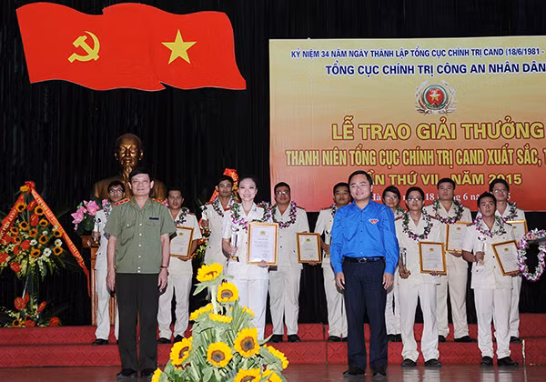 Nguyễn Thái Ngọc Hà đón nhận giải thưởng Thanh niên xuất sắc của Tổng cục Chính trị CAND 2015.